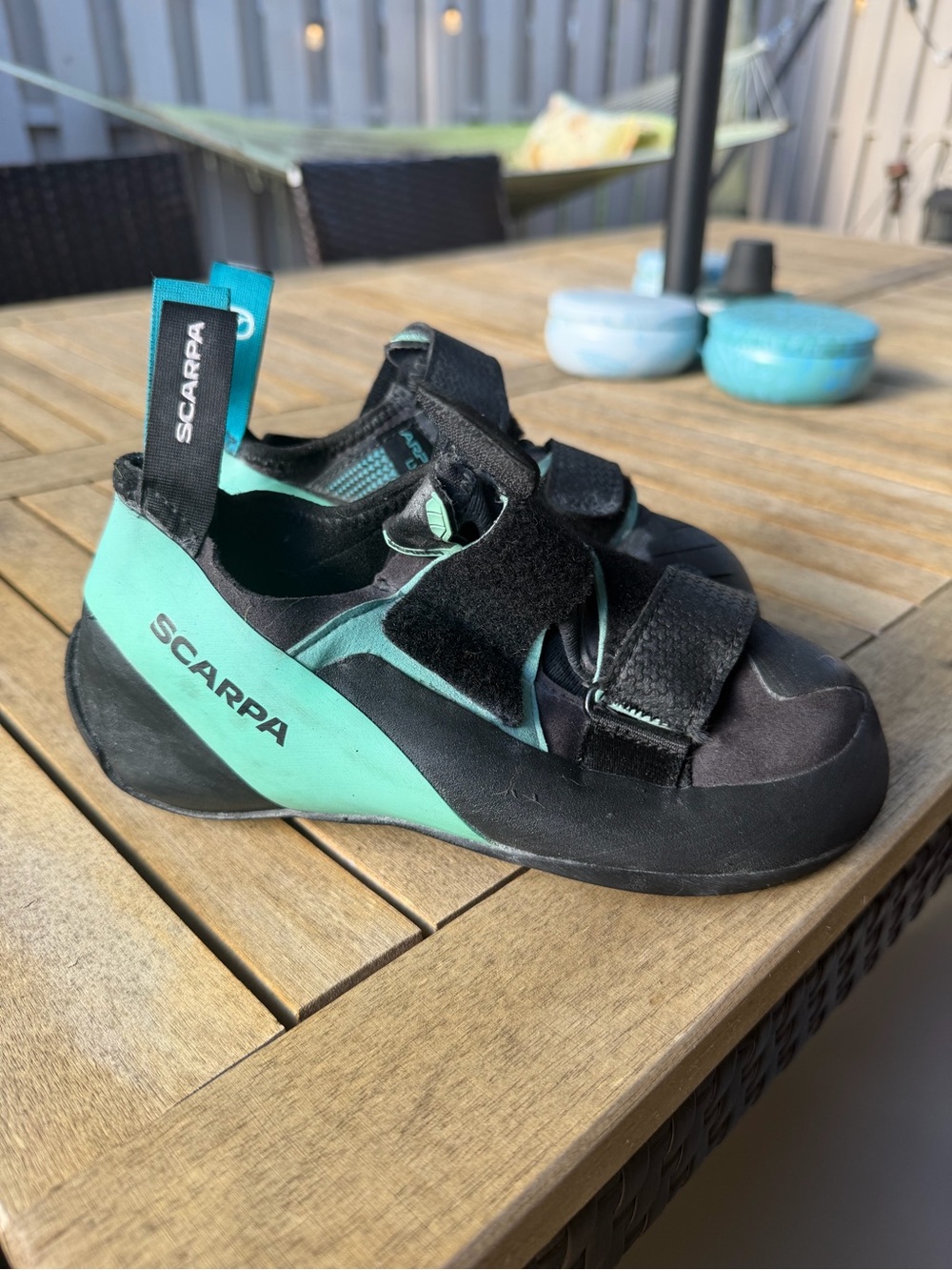 Womenโs Scarpa Arpia LV Climbing Shoes